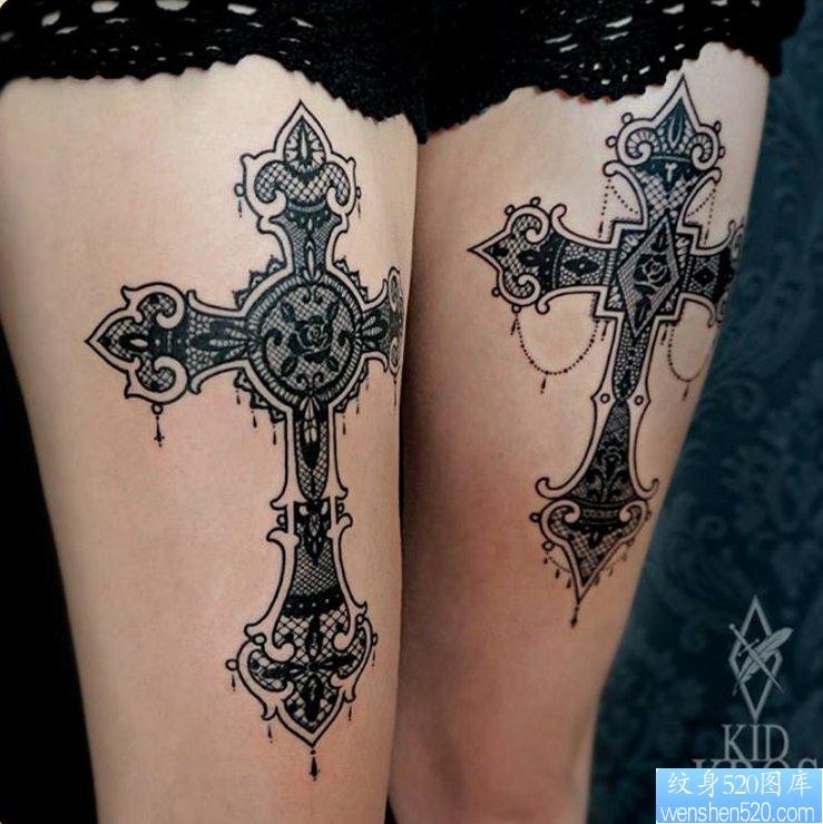 一幅性感的大腿蕾丝十字架纹身图片