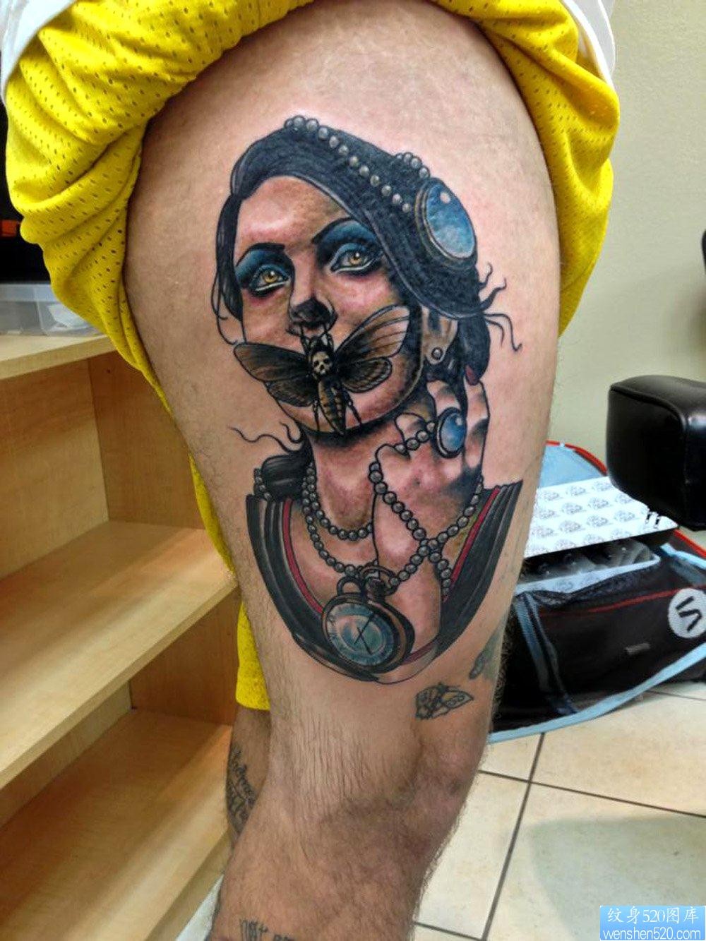 大腿上一幅个性的人物纹身图片