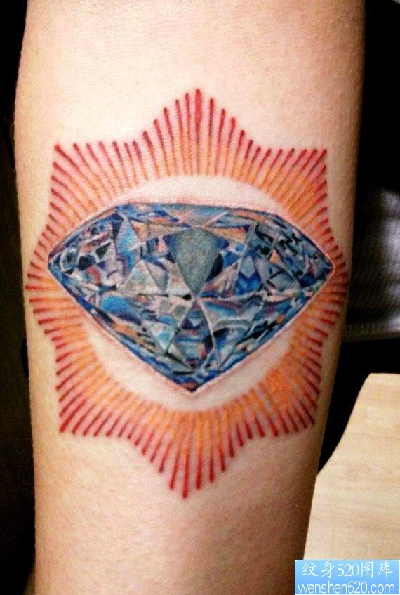 为大家推荐一幅精致的钻石纹身图片