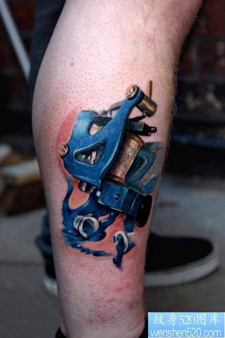 小腿上一幅潮流精致的纹身机纹身图片