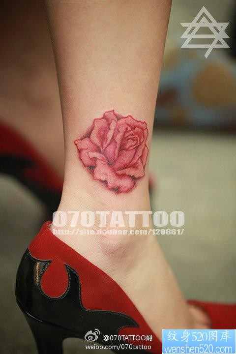 一幅脚踝漂亮的玫瑰花纹身图片