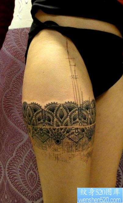 大腿上一幅性感蕾丝纹身作品