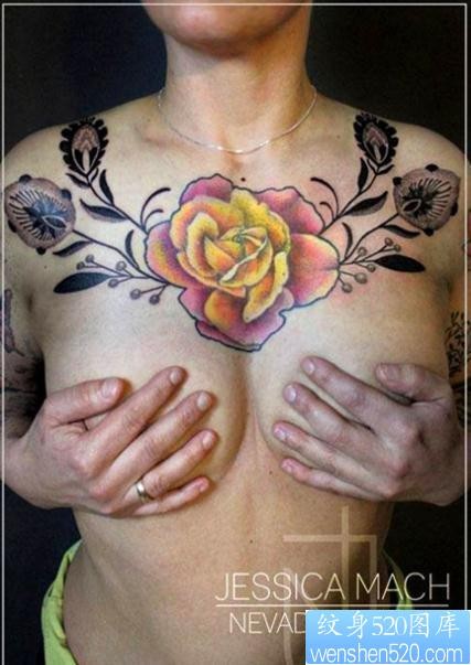 美女胸部上一幅漂亮潮流玫瑰纹身图片