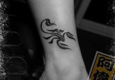 纹身520图库推荐一幅脚踝字母蝎子纹身图片