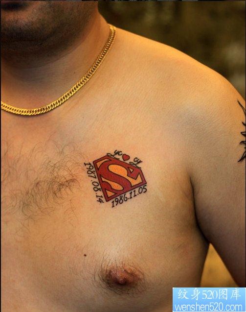 前胸超人标志纹身图片由纹身520图库推荐
