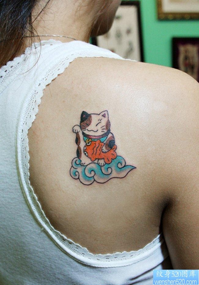 一幅背部招财猫纹身图片由纹身520图库推荐