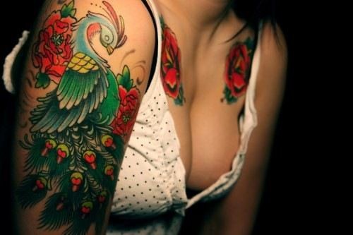 手臂上色彩鲜艳的孔雀图案