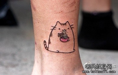 一幅腿部龙猫纹身图片由纹身520图库推荐