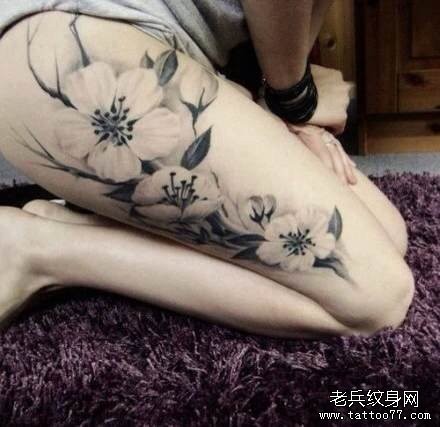 纹身520图库推荐一幅女人腿部花卉纹身图片