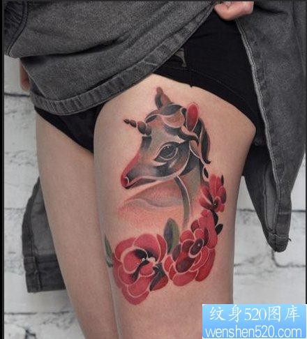 一幅腿部独角兽玫瑰花纹身图片由纹身520图库推荐