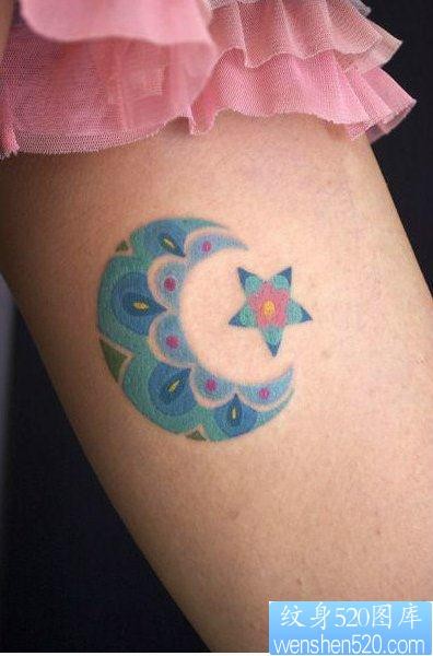 纹身520图库推荐一幅腿部彩色月亮星星纹身图片