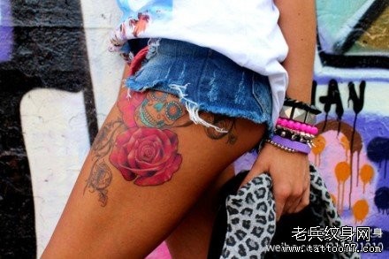 一幅女人腿部彩色玫瑰花纹身图片由纹身520图库推荐