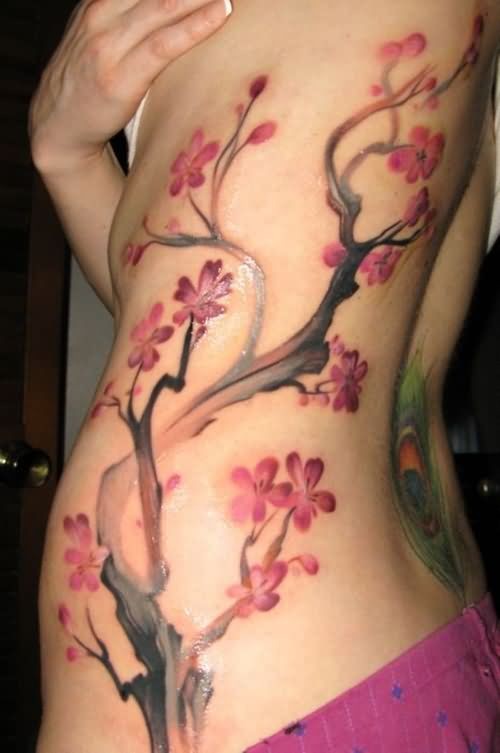 腰部漂亮的梅花纹身