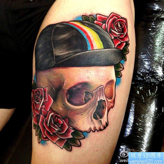 一幅腿部骷髅头玫瑰花纹身图片由纹身520图库推荐