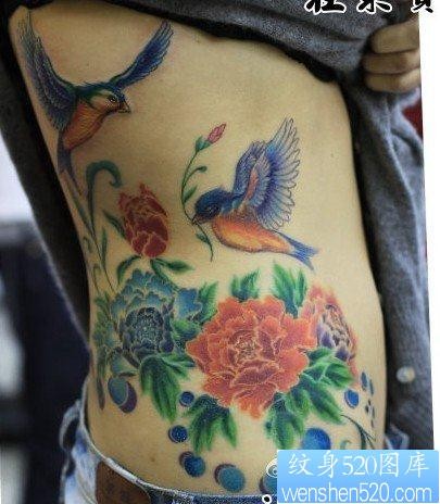小鸟牡丹纹身图片：腰部彩色小鸟牡丹纹身图片纹身作品