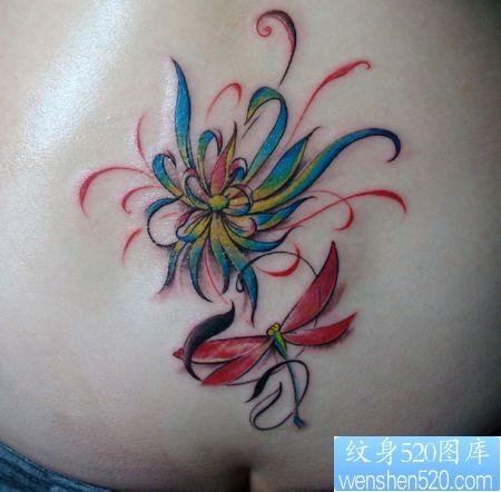 腰部纹身图片：腰部彩色莲花蜻蜓纹身图片纹身作品
