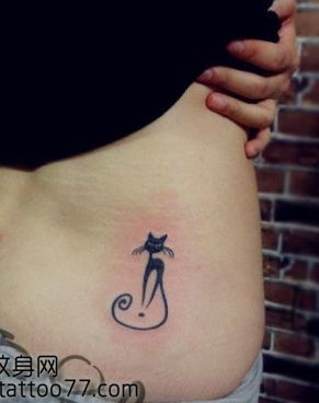 美女腰部可爱图腾猫咪纹身图片