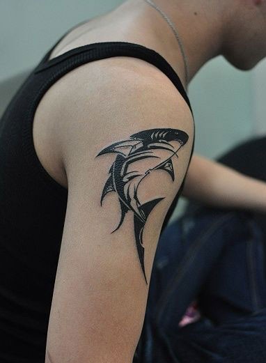 手臂上帅气的鲨鱼纹身