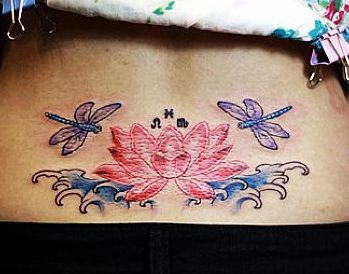 腰部纹身图片：腰部彩色莲花蜻蜓纹身图案