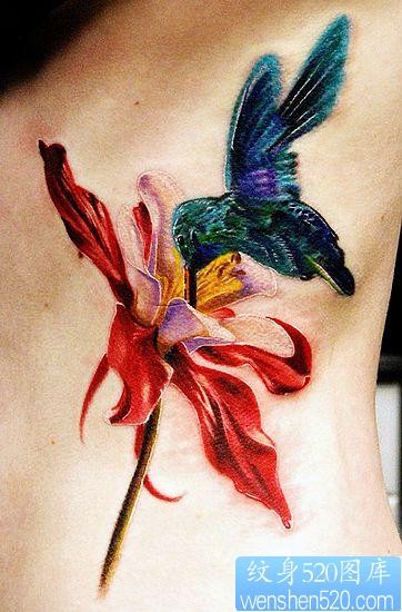腰部纹身图片：彩色3D花卉小鸟纹身图案