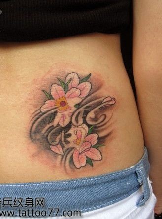 美女腰部唯美好看的樱花纹身图片
