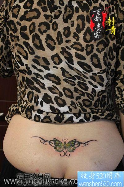 美女腰部好看的蝴蝶纹身图片