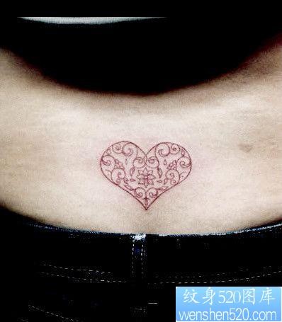 女孩子腰部好看潮流的爱心纹身图片