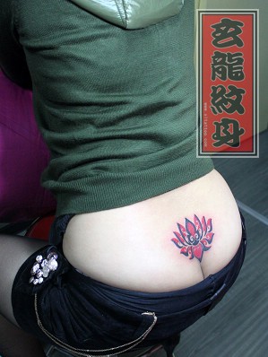 女孩子腰部好看的图腾莲花纹身图片