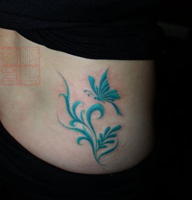 美女腰部好看的彩色蝴蝶藤蔓纹身图片