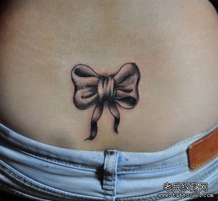 女人腰部小巧的蝴蝶结纹身图片
