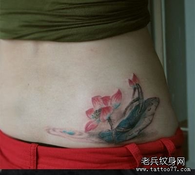 女人腰部精美的莲花与荷叶纹身图片