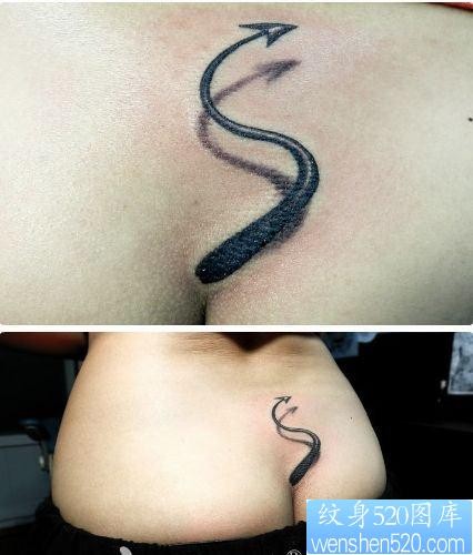 女孩子腰部一幅恶魔尾巴纹身图片