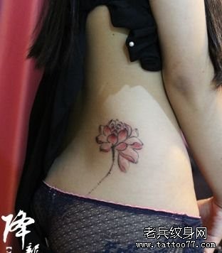 美女腰部好看的水墨画莲花纹身图片