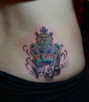 女孩子腰部流行的皇冠纹身图片