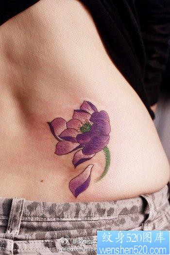 美女腰部漂亮的彩色莲花纹身图片