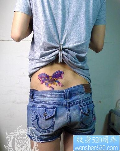 美女腰部好看的彩色蝴蝶结纹身图片