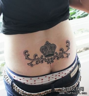美女腰部一幅皇冠与藤花纹身图片