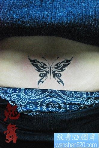 美女腰部漂亮流行的图腾蝴蝶纹身图片