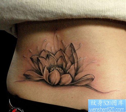 女人腰部唯美好看的莲花纹身图片