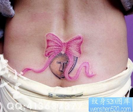 女孩子腰部流行的彩色蝴蝶结纹身图片