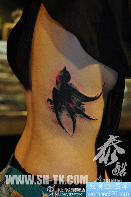 女人侧腰潮流唯美的小燕子纹身图片
