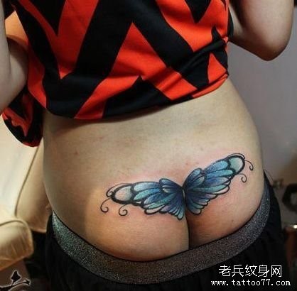 女孩子臀部一幅抽象的翅膀纹身图片