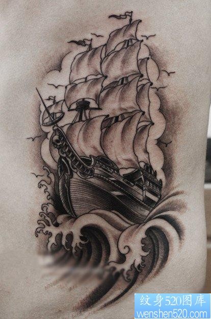 男人腰部经典的黑灰帆船纹身图片
