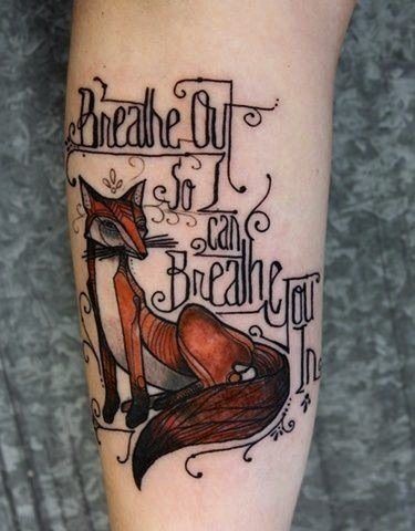 手臂狐狸英文纹身