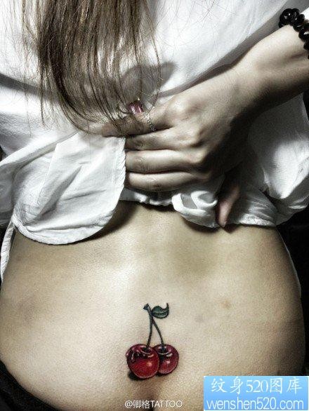 女人腰部小巧潮流的樱桃纹身图片