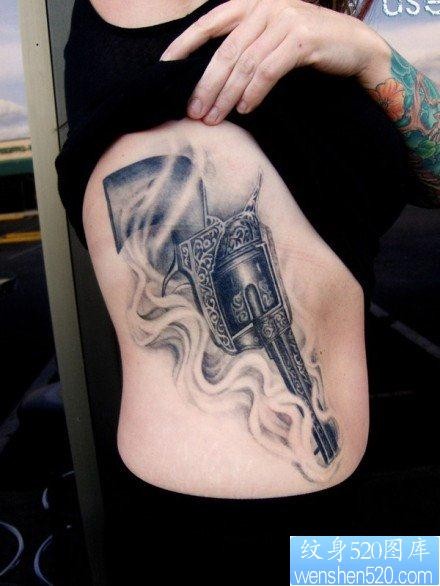 女人腰部经典帅气的手枪纹身图片