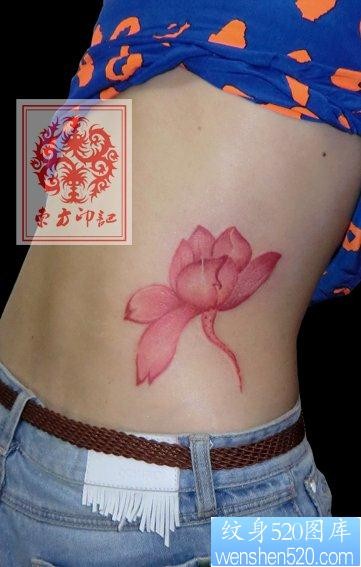 美女腰部潮流唯美的彩色莲花纹身图片