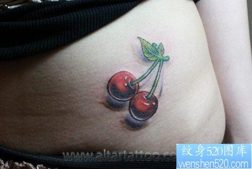 女人腰部好看的小樱桃纹身图片