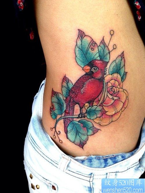 女人侧腰经典潮流小鸟玫瑰花纹身图片