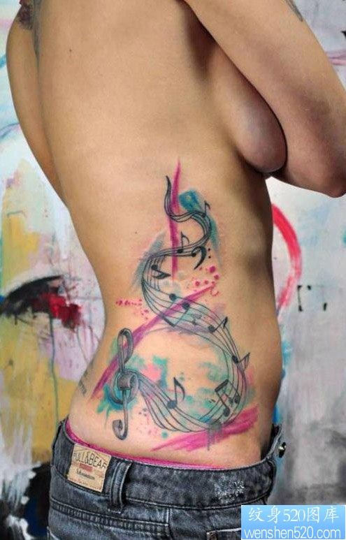 女人腰部时尚潮流的音符纹身图片